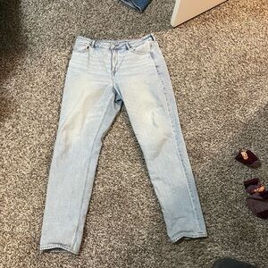 American eagle jeans light wash High rise mom jeans never worn size 14